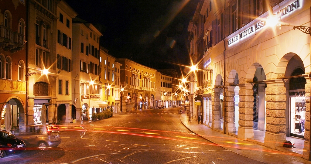 Via Mercatovecchio, Udine, by night